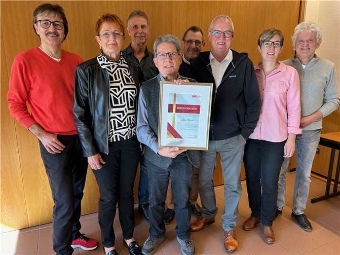 Der Vorstand des SPD-Ortsvereins, unter der Leitung von Fredi Winter, überreichte Klaus Winter eine Ehrenurkunde, die seine tiefe Wertschätzung und Anerkennung für dessen engagierte Arbeit ausdrückt. Foto: privat