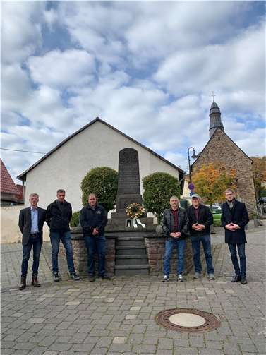Der Vorstand des SV Hain mit Dirk Meier, Thomas Oligschläger, Markus Oligschläger, Bernd Mohr und Hans Schneider sowie Ortsbürgermeister Sebastian Schmitt (v.l.n.r.) bei der Kranzniederlegung.Foto: privat