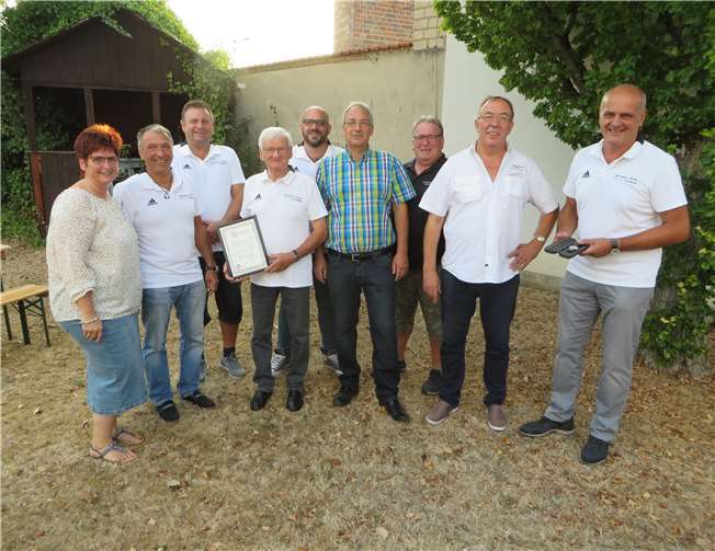 Der Vorstand des SV Hertha Buschhoven ehrte die langjährigen Mitglieder Herbert Buhl (4. v. l.), Friedrich Weniger (6. v. l.) und Hans-Jürgen Caspers (2. v. r.). privat