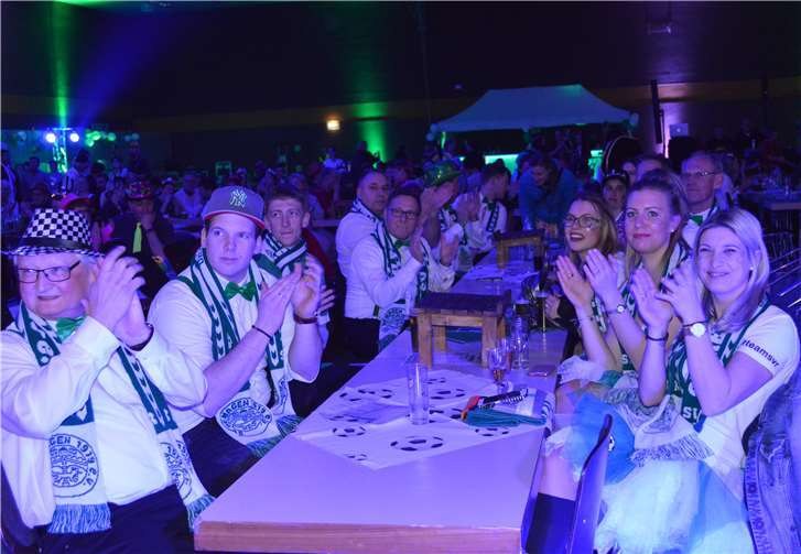 Der Vorstand des SV Remagen in der mit rund 700 Narren beim Sportlerball vollbesetzten Rheinhalle. Fotos: -AB-