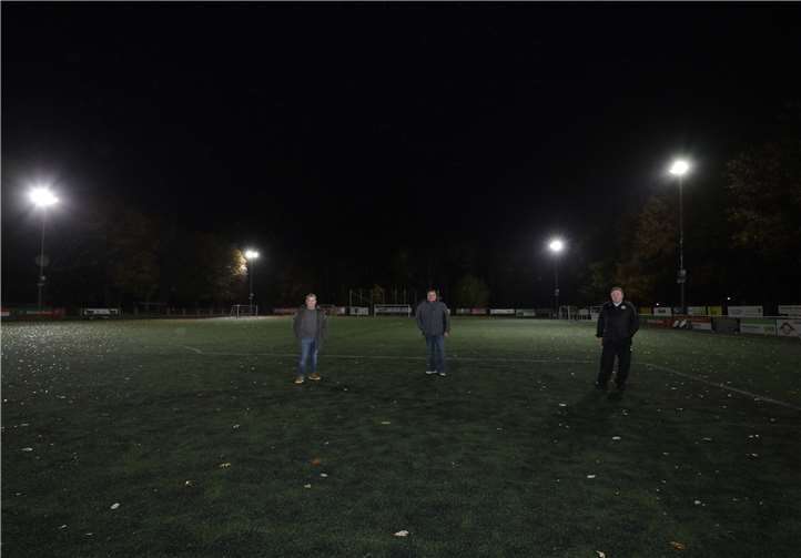 Der Vorstand des SV Wachtberg unter der neuen Flutlichtanlage.
