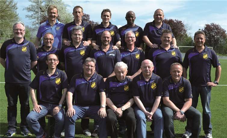 Der Vorstand des SV Weitersburg (hinten von links): Rüdiger Schmidt, Tony Auster, Thorsten Stampfer, Efrem Abera, Stephan Hollerbach. Mittlere Reihe von links: Manfred Rump, Peter Schmidt, Arnold Hahn, Peter Kons, Volker Klei, Harald Piroth. Vorn von links: Markus Hollerbach, Horst Weller, Karl Schmidt, Michael Rosenbach, Frank Schneider.privat