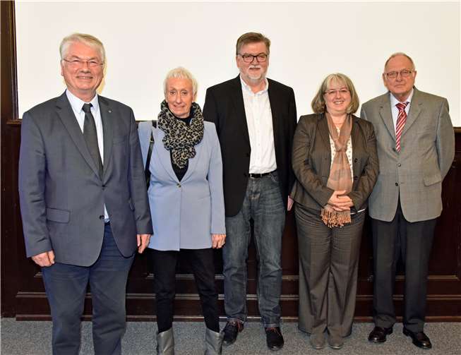 Der Vorstand des Seniorenbeirates (v. li.): Professor Dr. Heinz-Günther Borck, Monika Artz, der scheidende stellvertretende Leiter des Amtes für Jugend, Familie und Soziales Gerd Strunk, die aktuelle Amtsinhaberin Daniela Machein und Ingo Degner. Rüdiger Brennig
