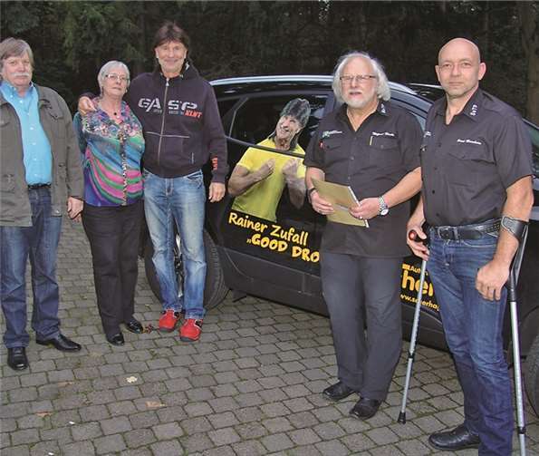 Der Vorstand des Sportschützen-Teams Pellenz zusammen mit Stargast Rainer Zufall.