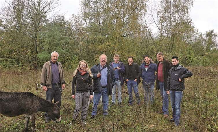 Der Vorstand des StadtJugendRinges beim Besuch des Geländes der Naturflächen der NaBu.privat