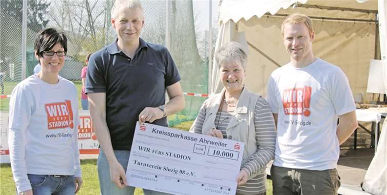 Der Vorstand des TV Sinzig mit der 1. Vorsitzenden Waltraut Thormann und dem 2. Vorsitzenden Peter Langelage hatten einen großen Scheck im Gepäck.  Privat