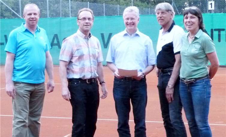 Der Vorstand des Tennisclubs Grün-Weiß Aar dankte Landrat Frank Puchtler (Mitte) für die Übergabe des Zuwendungsbescheides der Sportförderung des Rhein-Lahn-Kreises.privat