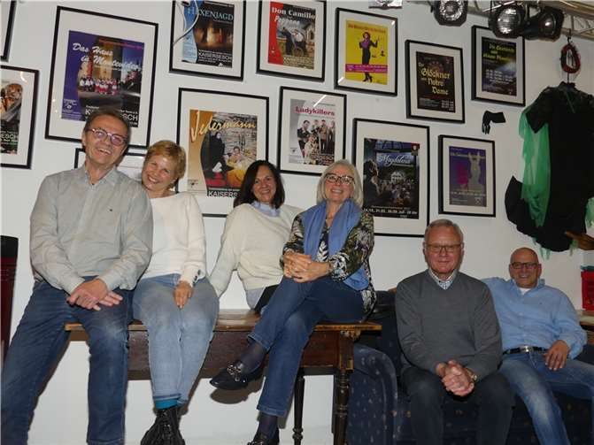 Der Vorstand des Theatervereins freut sich zusammen mit Thomas Bleser von Noble Composition (re.) auf die ABBA-Show in der Escher Sporthalle. Foto: TE