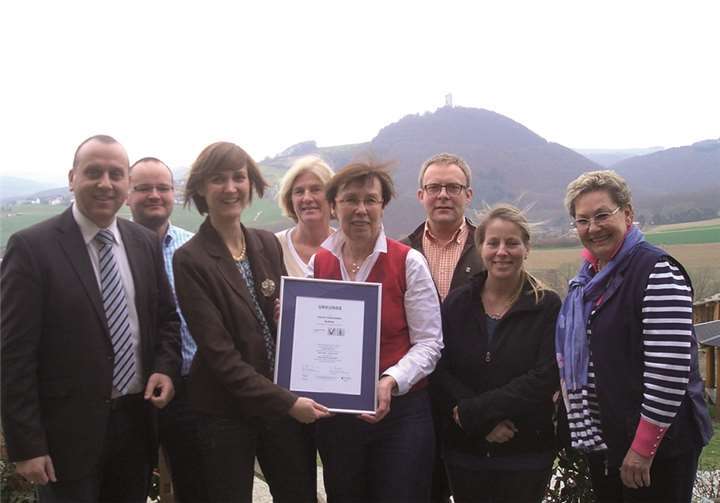 Der Vorstand des Tourismusverbands Brohltal gratuliert den Mitarbeiterinnen der Tourist-Info Brohltal zur erhaltenen Auszeichnung. Vorsitzender Johannes Bell (v.li.), stellvertretender Vorsitzender Carlos Engbert, Sarah Radermacher (Tourist-Info Brohltal), Traudel Wagner, Elsbeth Ennenbach (Tourist-Info Brohltal), Norbert Nett, Katja Rothbrust und Elke Dahm.privat