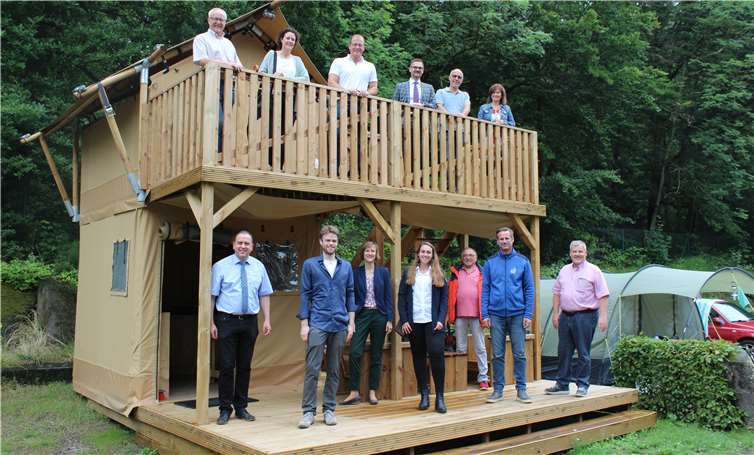 Der Vorstand des Tourismusverbands Vulkanregion Laacher See mit den Bürgermeistern der Verbandsgemeinden Mendig und Brohltal, Jörg Lempertz und Johannes Bell, wie auch die Bürgermeister der angrenzenden Ortsgemeinden, Manfred Sattler von Wassenach, Manfred Hürter von Glees und Detlev Leersch von Nickenich zeigten sich begeistert und beeindruckt vom herzlichen Empfang und der Führung über das Gelände des Campingplatzes.Foto: privat