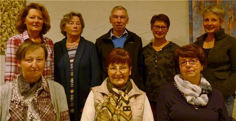 Der Vorstand des Turnvereins Niederlützingen: Christa Theisen, Hedwig Dargel, Birgit Schmitz (vorne, v. l.) sowie Marianne Häfner, Sieglinde Wroblewski, Werner Paulsen, Hiltrud Wissen und Cornelia Himpfen-Harbott (hinten, v. l.).  privat