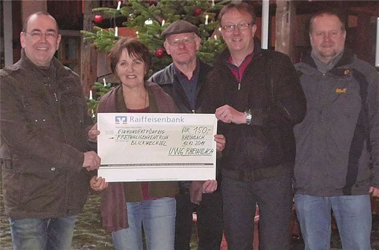 Der Vorstand des UWG Stadtverbandes, Walter Weber, Dr. Reinhard Ganten, Jörg Meyer und Franz-Josef Schockemöhle, übergibt den Scheck über 150 Euro an Doris Chahal vom Freiwilligenzentrum „Blickwechsel“. privat