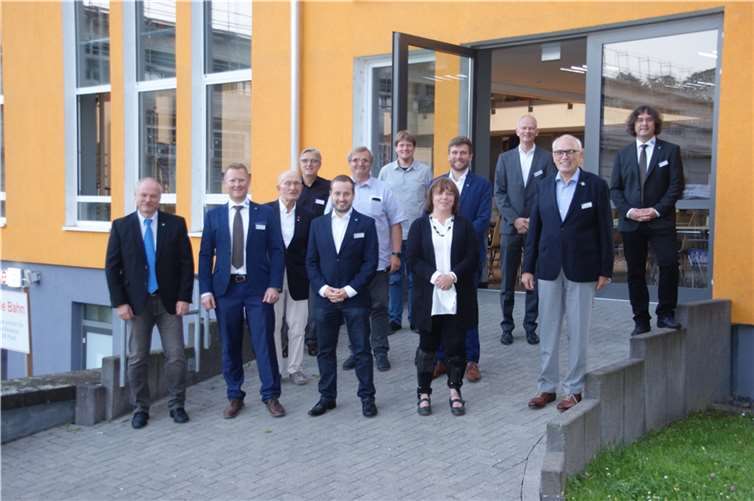 Der Vorstand des VDI Mittelrheinischer Bezirksverein e.V. mit seinen Arbeitskreisleitern wurde bei der Mitgliederversammlung komplett bestätigt. Vlnr: Werner Schumacher (stellv. Vorsitzender), Thomas Dreier, Prof. Dr.-Ing. Wolfgang Slowak, Jörg Hillen, Torsten Buchstäber, Hans Neffgen, Carsten Müller, Karin Peiter, Bastian Schüller (Schriftführer), Martin Füllsack (Schatzmeister), Dr.-Ing. Meinolf Gerstkamp, Dr. Thomas Kinsky (Vorsitzender).