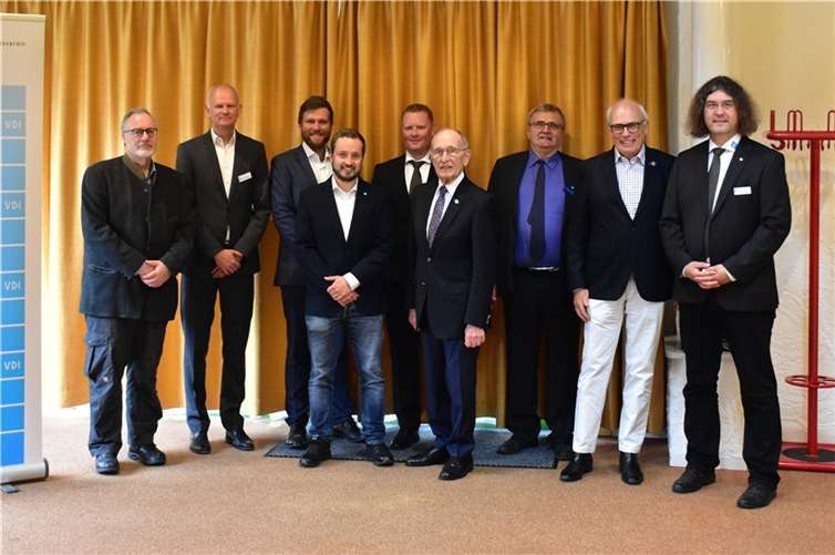 Der Vorstand des VDI Mittelrheinischer Bezirksverein e.V. mit seinen Arbeitskreisleitern (v.l.) Prof. Dr. Nikolaus Herres, Martin Füllsack (Schatzmeister), Bastian Schüller (Schriftführer), Torsten Buchstäber, Thomas Dreier, Prof. Dr. Wolfgang Slowak, Hans Neffgen, Dr. Meinolf Gerstkamp und Dr. Thomas Kinsky (Vorsitzender). Es fehlen Jörg Hillen, Mathias Jung, Carsten Müller, Karin Peiter, Adriana Schumacher, Beate Schumacher sowie Werner Schumacher (stellvertretender Vorsitzender). (Foto: Sander Kinsky & BV Mittelrhein)