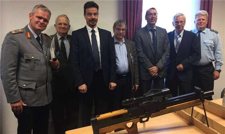 Der Vorstand des VFFWTS bei der Präsentation des instandgesetzten Präzisionsgewehrs Walther WA 2000. Von links: Generalarzt Bruno Most - Berater des VFFWTS zu Bundeswehr, Kultur und Politik / Standortältester in Koblenz, Ernst S. von Heydebrand, Kassenprüfer, Andreas Biebricher, 1. Vorsitzender, Dr. Christian Leitzbach, 2. Vorsitzender, Martin Zöllner, Schatzmeister, Regierungsdirektor Dr. Rolf Wirtgen, Leiter der WTS und Hauptmann Siegfried Müller, ehrenamtlicher Geschäftsführer. Privat