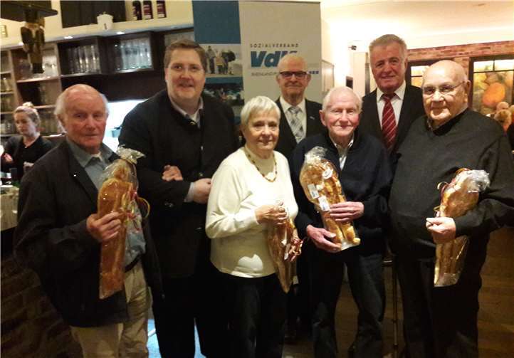 Der Vorstand des VdK-Ortsverbands freute sich mit den ältesten Teilnehmern über die Weckmänner. privat