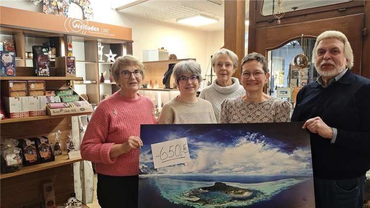 Der Vorstand des Vereins Eine-Welt Linz e.V. bedankt sich bei all denen, die den Spendenbetrag von 650 Euro an das katholische Hilfsprojekt „missio“ Aachen ermöglichten. Von rechts: Vorsitzender A.-Peter Gillrath, stellv. Vorsitzende Annette Förster, Beisitzerin Britta Tokarz, stellv. Vorsitzende Jutta Dietrich, Beisitzerin Gisela Bach.Foto: Hans-Joachim Schmitz