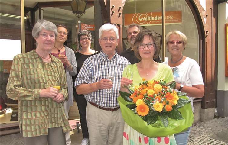 Der Vorstand des Vereins Eine-Welt Linz e.V. und MitarbeiterInnen des Weltladens gratulierten bei einem Glas Sekt der stellvertretenden Vorsitzenden Annette Förster zur erfolgreich absolvierten Ausbildung als Fach- und Führungskraft für den Fairen Handel (Weltladen). privat