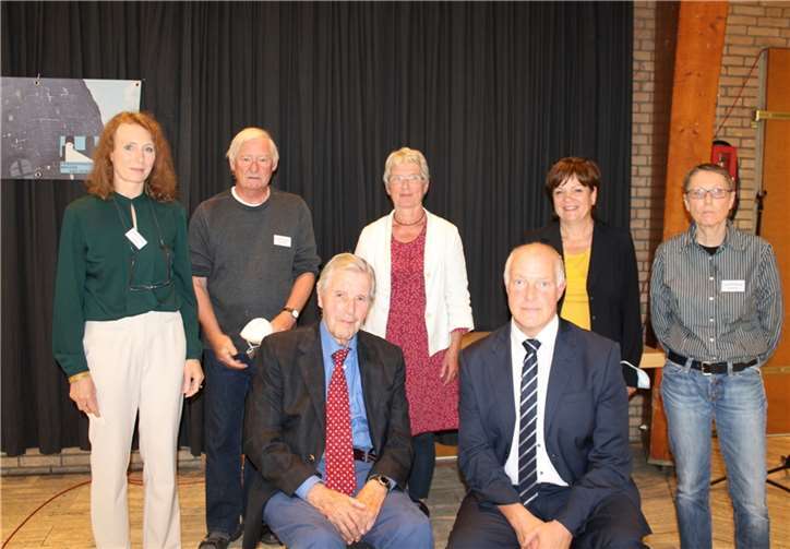 Der Vorstand des Vereins „Friedensmuseum Brücke von Remagen“, stehend von links Anke Sultan, Volker Thehos, Karin Keelan, Barbara Heimbach und Sabine Peter. Vorne sitzend der Zeitzeuge Jürgen Tegethoff (links) und Politikwissenschaftler Andrew Denison. Fotos: DU