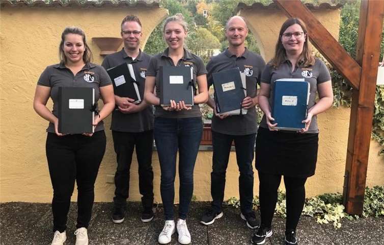 Der Vorstand des Vereins mit neuen und alten Notenmappen (von links): Denise Humberg, Christian Kraus, Juliane Rams, Peter Fischer, Katrin Fischer. Es fehlen Eric Schmidt und Jan Hendrik Seck. Foto: privat