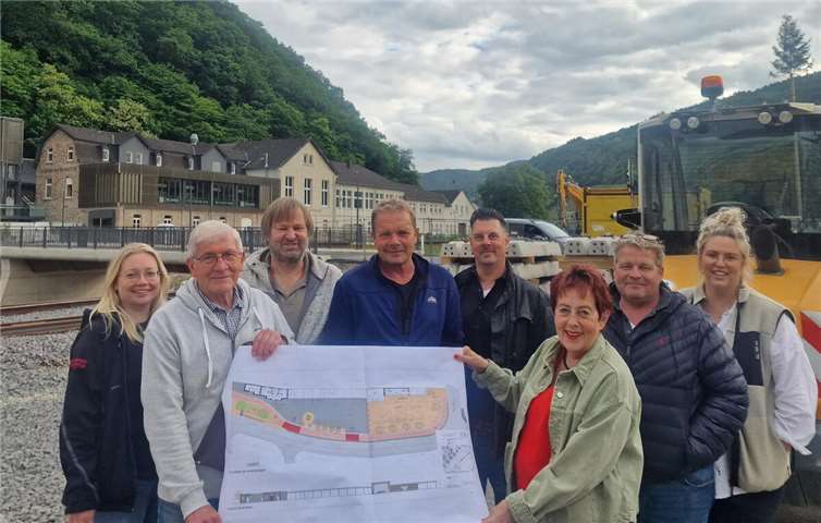 Der Vorstand des Verkehrsvereins bei der Besichtigung des Weinbrunnenplatzes. Foto: privat