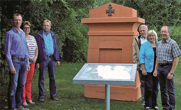 Der Vorstand des Verschönerungsvereins präsentiert sich neben dem aufgefrischten Gedenkstein. V.l.: Frank Krause, Heike Schmitz, Wilfried Dietz, Arno Schmidt, Heidi Momm und Eckhard Henn.VG Rengsdorf