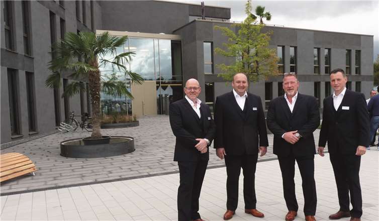 Hausbauunternehmen ist auf solidem Wachstumskurs  Der Vorstand des erfolgreichen Unternehmens Massivhaus Mittelrhein GmbH vor dem neuen Domizil im Mendiger Gewerbegebiet: V. links: Vertriebs- und Marketingleiter Christian Kleinhückelskoten, Geschäftsführer Rainer Mannebach, Inhaber Markus Buch und Geschäftsführer Marcus Fronert. -FRE-