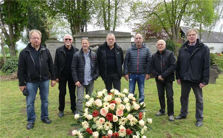 Der Vorstand des gastgebenden Männerchors legte amEhrenmal der Gefallenen ein Blumengebinde nieder. Fotos: TE