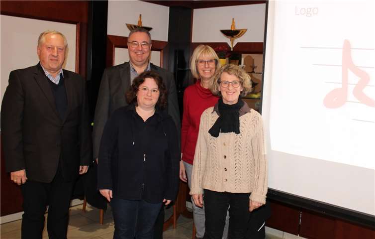 Der Vorstand des neu gegründeten „Förderverein Gesellschaft der Musikfreunde e. V.“, hintere Reihe von links Ernst Bugl (Vorsitzender), Stefan Giffels (stellvertretender Vorsitzender), Gabriele Weier (Schriftführerin). Vordere Reihe von links Carmen Giffels-Ilius (Beisitzerin), Hildegard Schneider (Pressewart). Es fehlen: Matthias Wolff (Schatzmeister) und Waltraud Schmickler-Urbanke (Beisitzerin).Foto: DU