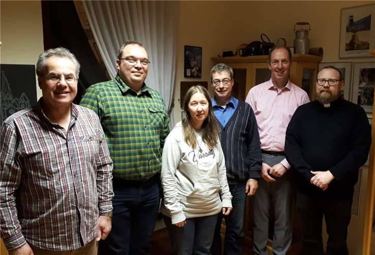 Der Vorstand des neu gegründeten Fördervereins (v.r.): Diakon Michael Przesang freut sich mit dem ersten Vorsitzenden Dirk Lescher und den anderen Vorstandsmitgliedern Rainer Kreuser, Ursula Kreuser, Marco Labonte und Rolf Peters über die gelungene Gründung.  Kai Lanser