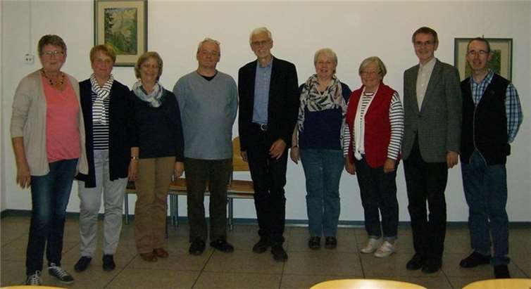 Der Vorstand des neu gegründeten Kirchenchores (v.l.n.r.) Hildegard Kuhsel, Dorothea Holkenbrink, Gertrud Schleiden, Uwe Küster, Hans Simon, Annemarie Lehmacher, Jutta Lindlohr, Pfarrer Andreas Arend, Chorleiter Martin Monter.privat