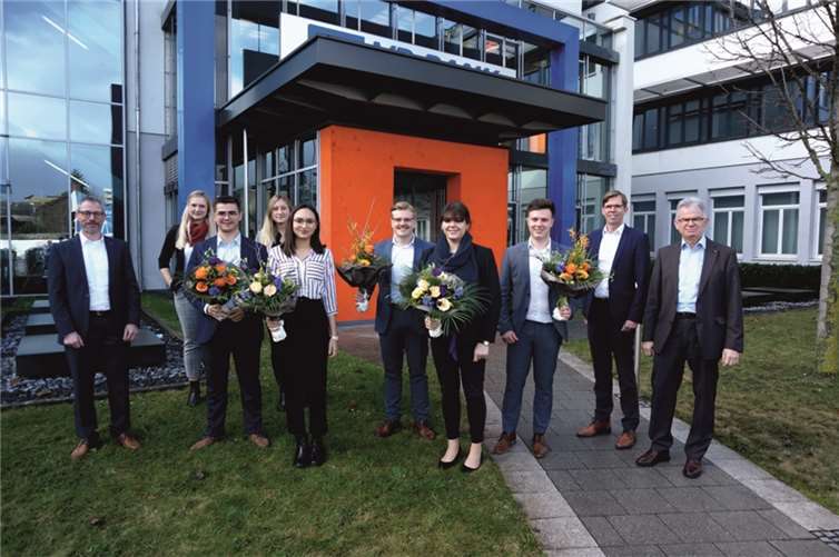 Der Vorstand, die Personalabteilung sowie die Jugend- und Ausbildungsvertreterin der VR Bank Rhein-Mosel eG gratulieren den Auszubildenden zu ihrem erfolgreichen Abschluss. Foto: VR Bank