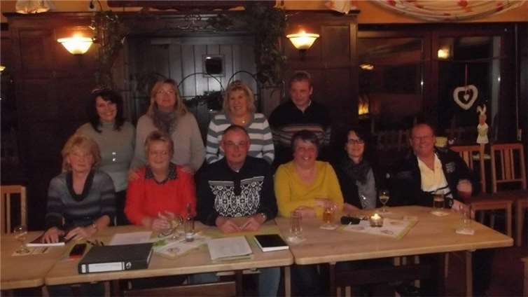 Der Vorstand freut sich auf neue Herausforderungen: Marion Heuft, Kerstin Wilbert, Marlies Löcher, Ralf Heuft (stehend, von links), Gudrun Schroeder, Gabi Jäger, Hermann Camps, Margit Camps, Anke Weih und Heinz Schroeder (sitzend, von links). privat