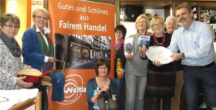 Der Vorstand freut sich über den Umsatz, der im abgelaufenen Jahr im Weltladen mit fair gehandelten Produkten erzielt werden konnte. Von links: Schriftführerin Luzi Kröll, Beisitzerin Brigitte Tokarz, stellv. Vorsitzende Annette Förster, stellv. Vorsitzende Jutta Dietrich, Beisitzerin Hildegard Sander, Beisitzerin Jutta Demuth, Vorsitzender Hans-Joachim Schmitz, Schatzmeister Andreas Mönig.privat