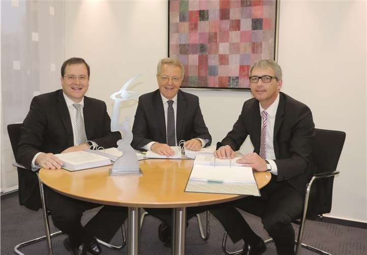 Der Vorstand freut sich über die hohe Beteiligung am achten "Zukunftspreis Heimat" (v.l.): Markus Müller, Vorstandsvorsitzender Elmar Schmitz, Sascha Monschauer. privat