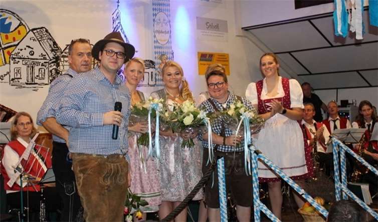 Der Vorstand freute sich, in der kommenden Session wieder ein Damendreigestirn präsentieren zu können.Fotos: privat