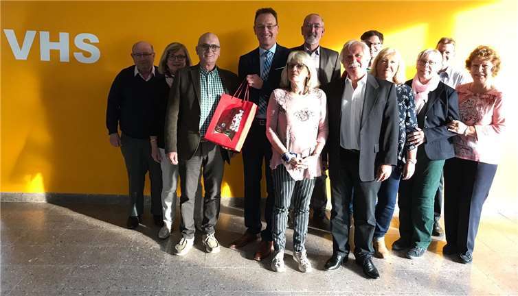 Der Vorstand gratuliert Roman Weh mit einem Weinpräsent. Foto: VHS