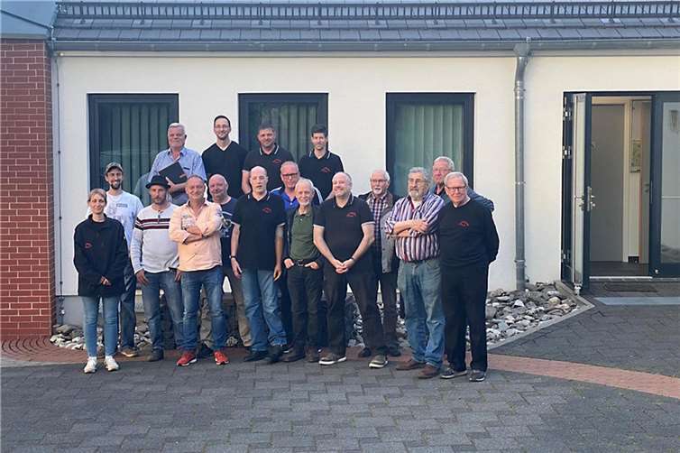 Der Vorstand: hinten v.li. Schatzmeister: Frank Kästner, 2. Vorsitzender: Jürgen Heller, 1. Vorsitzender: Peter Reusch und Schriftführer: Thomas Linka. Foto: privat