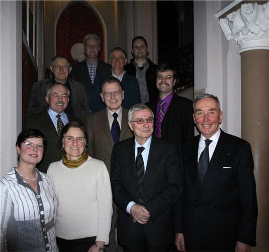 Der Vorstand mit dem neuen Vorsitzenden Karl-Friedrich Amendt (vorne, 2. v. r.), dem verabschiedeten Vorsitzenden Dr. Günther Schell (vorne, r.) sowie Agnes Menacher, Hildegard Ginzler, (vorne, v. l.), Franz Krämer, Hans Jüchtern, Dirk Meyer (Mitte), Gottfried Nonnast, Peter Billig, Matthias Röcke und Tobias Kunze (hinten). Foto: Friedrich Rick.