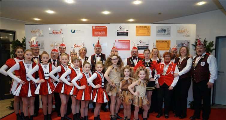 Der Vorstand mit den „Gardemäusen“ und den Uniformierten des Vereins. Fotos: privat