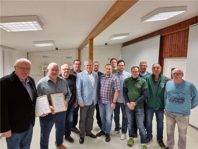 Der Vorstand mit den Geehrten. Foto: AB
