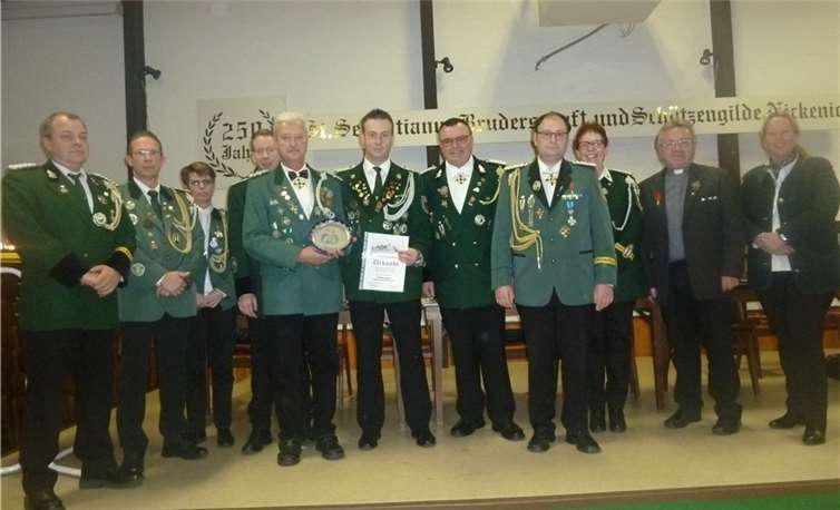 Der Vorstand mit den Geehrten Frank Krayer, Rüdiger Hohenstein und Manfred Dötsch. privat