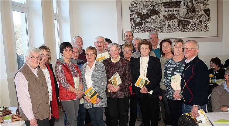 Der Vorstand mit den fleißigsten Wanderern.-RÜ-