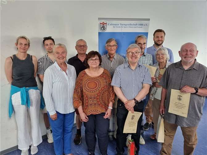 Der Vorstand mit den geehrten Mitgliedern und Sportler und Sportlerinnen: v.li. hinten Frauke Steinberg, Felix Kalter, Ernst Welter, Reinhard Brand, Christoph Mallmann, Christian Schuth und vorne: Monika Sauer, Ursula Korffmann-Singer, Manfred Singer, Ingeborg Knaudt sowie Hans Olzien. Quelle: CTG