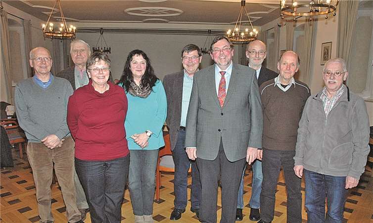 Der Vorstand mit der neuen Kassiererin Ursula Sand (Dritte von links).UM