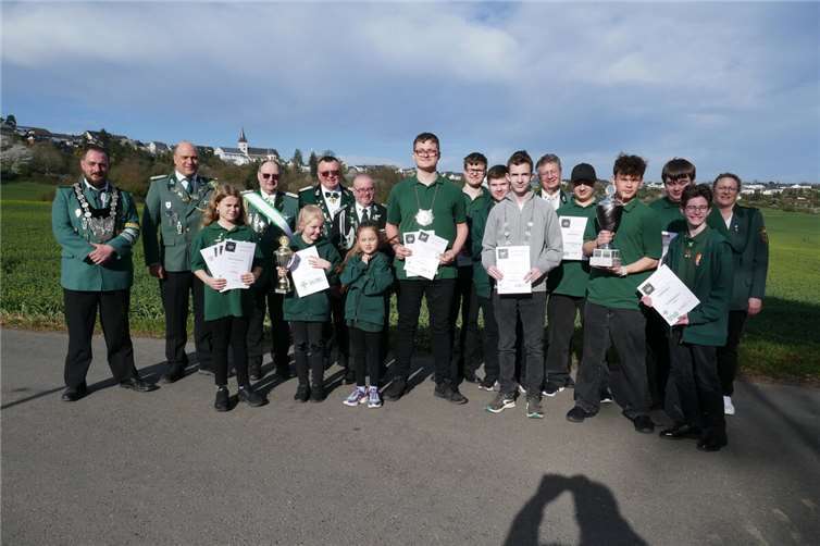 Der Vorstand mit vielen Siegern des Jahres 2025.  Fotos: