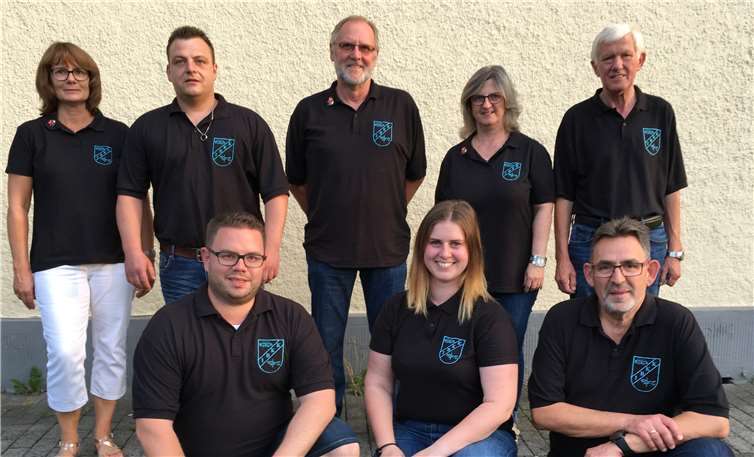 Der Vorstand mit (vorn von links) Christian Lücker, Angela Podschadly und Arno Lücker sowie (hinten von links) Astrid Lücker, Christian Petry, Michael Mies, Elke Podschadly und Bernd Hackbart.privat