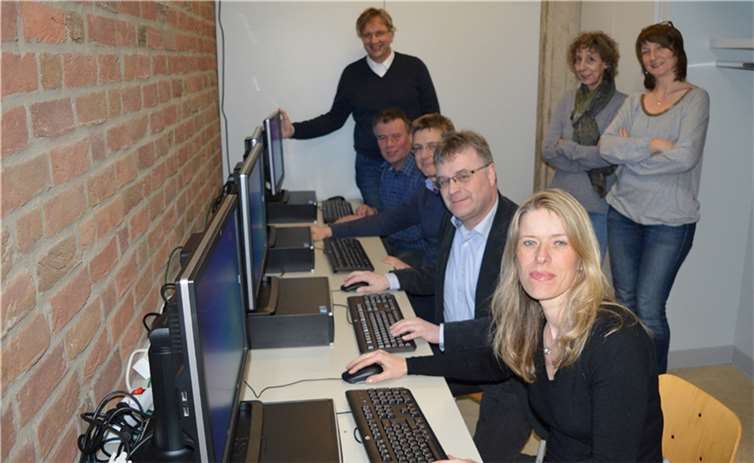 Der Vorstand nimmt die neu angeschafften Computerarbeitsplätze für die Oberstufe in Augenschein. Privat