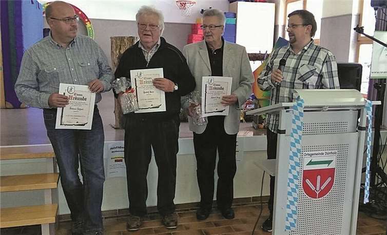 Der Vorstand nutzte das Oktoberfest zur Ehrung. privat