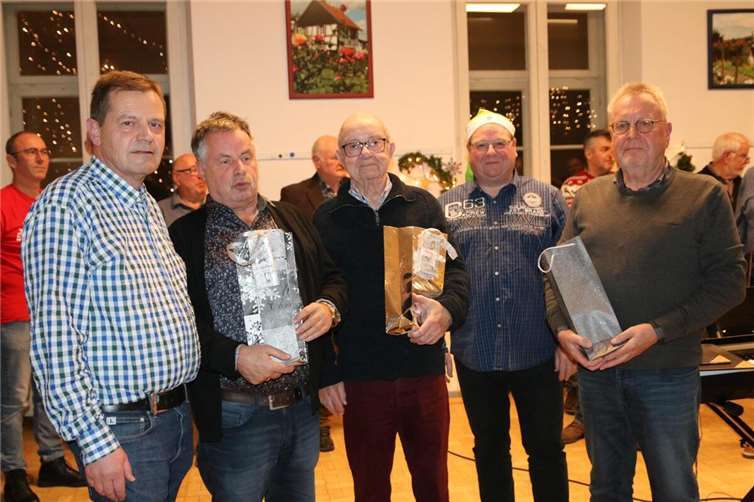 Der Vorstand nutzte die Feier dazu gemeinsam mit dem Nikolaus einige Jubilare des Chores zu ehren. So erhielten Franz-Josef Funk für 65-jährige aktive Mitgliedschaft, Bernd Schmickler für 55-jährige aktive Mitgliedschaft sowie Friedhelm Münch für 40-jährige aktive Mitgliedschaft im Verein ein Präsent. Foto: privat